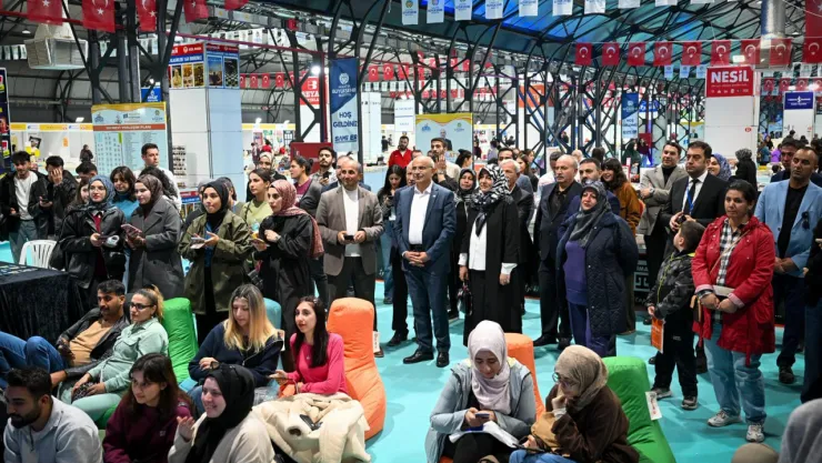 Başkan Sami Er, Kitap Fuarı'nda Yazar ve Vatandaşlarla Buluştu