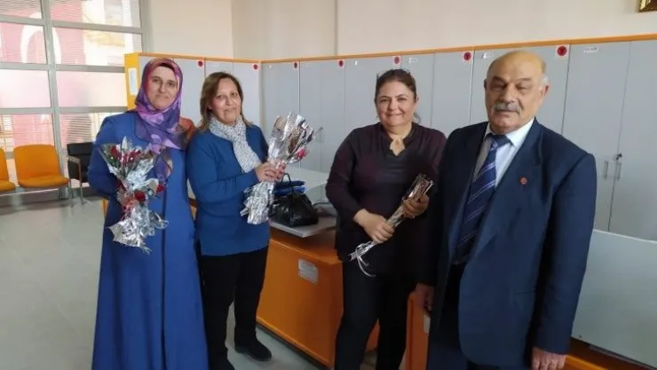 Başkan Sarıcı Belediyedeki kadınlara gül dağıttı