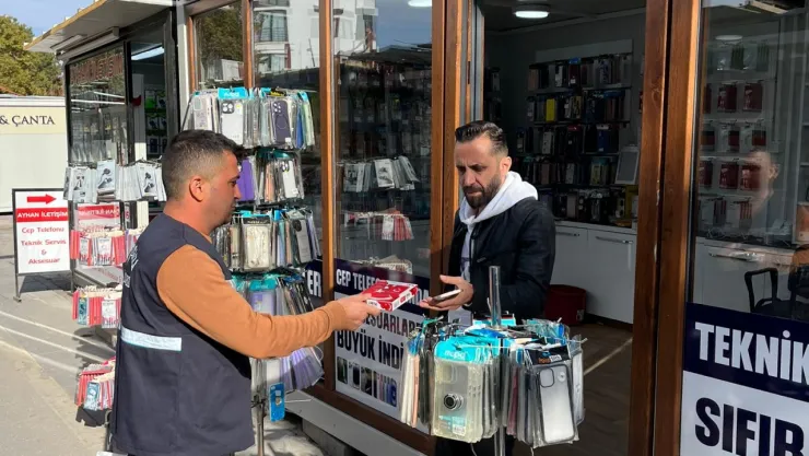 Battalgazi Belediyesi'nden Cumhuriyet Bayramı'nda Esnafa Bayrak Hediyesi