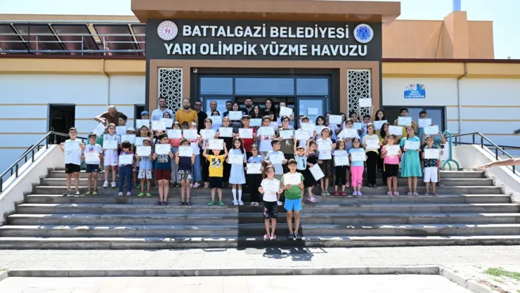 Battalgazi Belediyesi'nin 'Yüzme Bilmeyen Kalmasın' Projesiyle Çocuk Yüzmeyi 110 Öğrendi