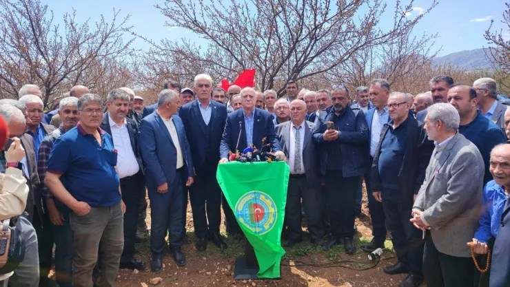 Bayraktar, don felaketinden ağır darbe alan Malatya'da üreticilerin sesi oldu.