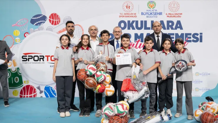 Büyükşehir Belediyesi'nden 300 Okula Spor Malzemesi Desteği Yapıldı