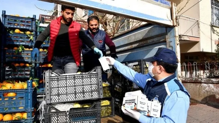 Büyükşehir Belediyesi 'pazar esnafına' maske dağıttı