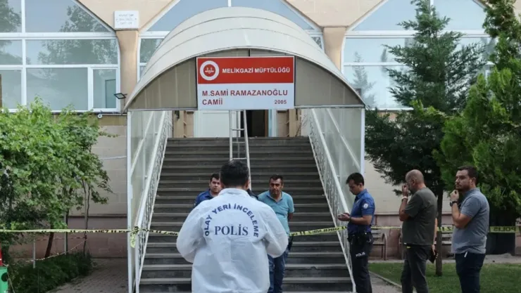 Camide namaz kılarken boğazından bıçaklanarak öldürüldü