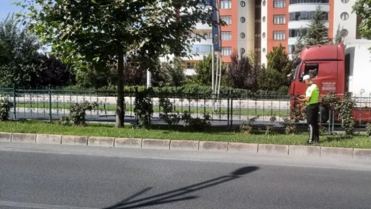 Çevreyolunda çitlerden atlamak suretiyle karşıdan karşıya geçen yayalara yönelik denetimler yapıldı