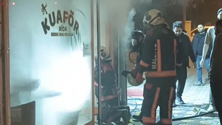 Cezmikartay Caddesi'nde Yangın Paniği: İtfaiye Ekipleri Hızlı Müdahale Etti