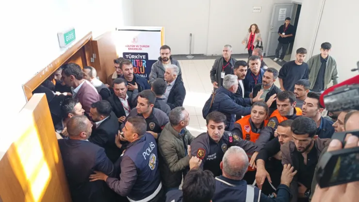 CHP Malatya İl Kongresinde Kavga Çıktı: Yumruklar Havada Uçuştu