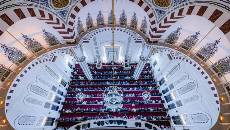 Cuma hutbesi: İnsan, huzuru ibadetle elde eder