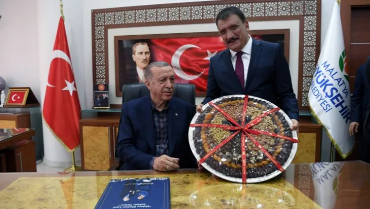 Cumhurbaşkanı Erdoğan Büyükşehir Belediyesini Ziyaret Etti