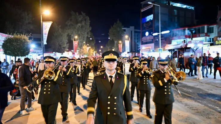 Cumhuriyet Coşkusu Malatya'yı Sardı: 70 Metrelik Bayrak Dalgalandı