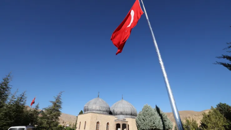 Darende'de Dev Türk Bayrağı İlçenin Simgesi Oldu