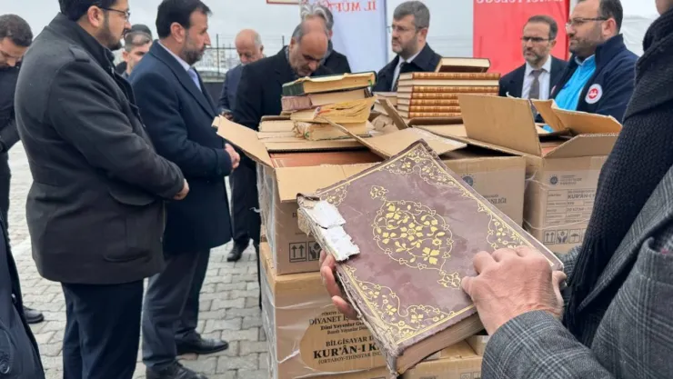 Depremde hasar gören Kur'an-ı Kerim'ler yenileniyor