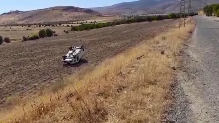 Direksiyon başında uyuyunca otomobil takla attı