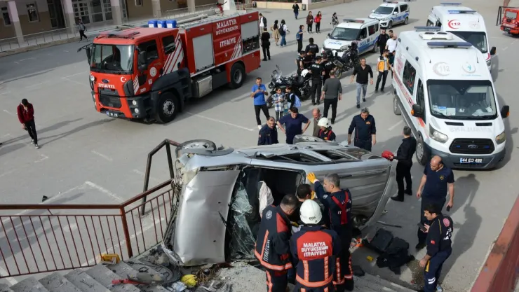 Direksiyon Hakimiyetini Kaybeden araç sürücüsü okul bahçesine uçtu
