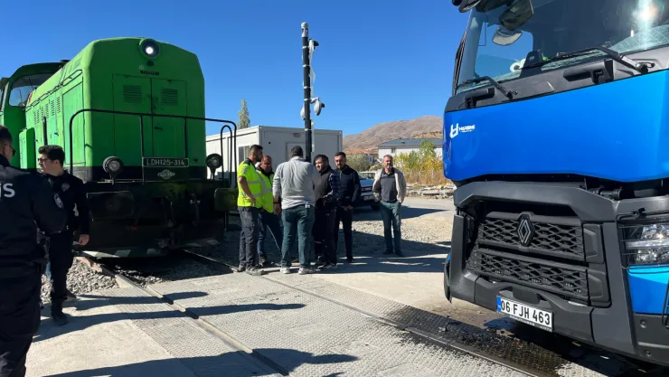 Doğanşehir'de Hemzemin Geçit Kazası: Tren ve Tır Çarpıştı, Maddi Hasar Oluştu