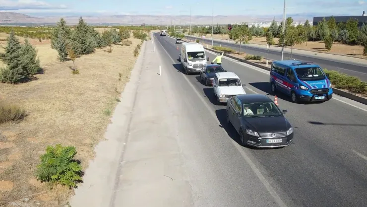 'Dur' ihtarına uymayarak kaçan ehliyetsiz 2 sürücüye 39 bin TL para cezası verildi