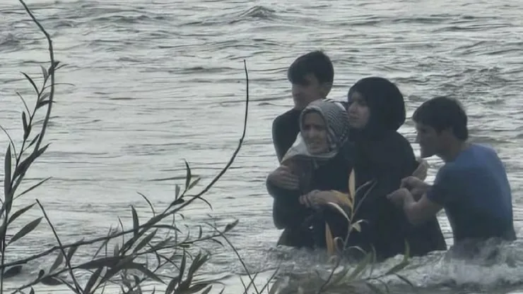 Elazığ Palu'da baraj kapakları açıldı, nehirde mahsur kalan aile kurtarıldı