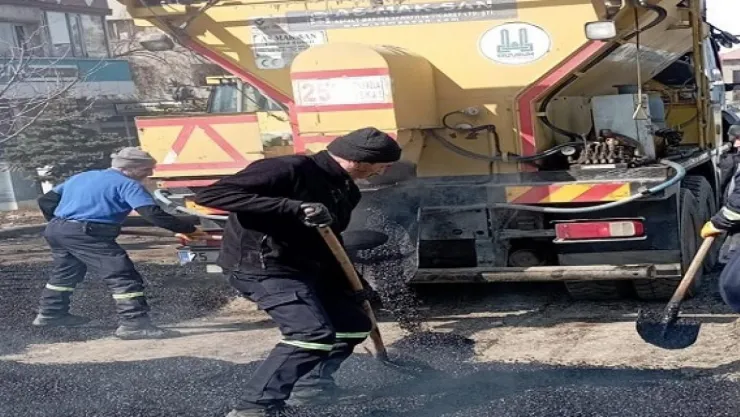 Erzurum Büyükşehir Belediyesi elverişsiz hava şartlarına rağmen asfalt sezonunu erkenden açtı.