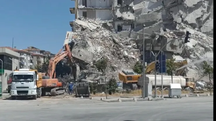 Fahri Kayahan'da toz ve tehlike: yıkım sırasında önlem yetersiz