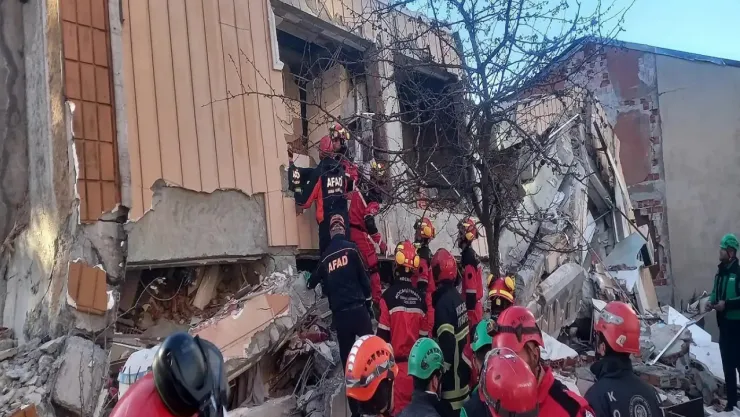 Gebze'de çöken binada aynı aileden 4 kişi hayatını kaybetti