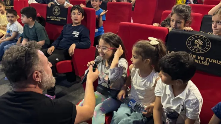 Gezen Sinema Tırı Baskil'de Çocuklarla Buluştu