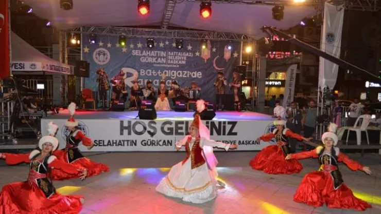 Kazakistan Ak Kuğu Kazak Dans Topluluğu'nun Gösterisi İlgi İle İzlendi