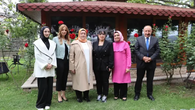 Hanımefendi Hanife Yazıcı'dan İl Jandarma Komutanlığında Görev Yapan Şehit Kızına Ziyaret
