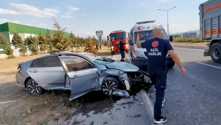 İki Otomobil Burun Buruna Çarpıştı: 1'i Ağır 2 Yaralı