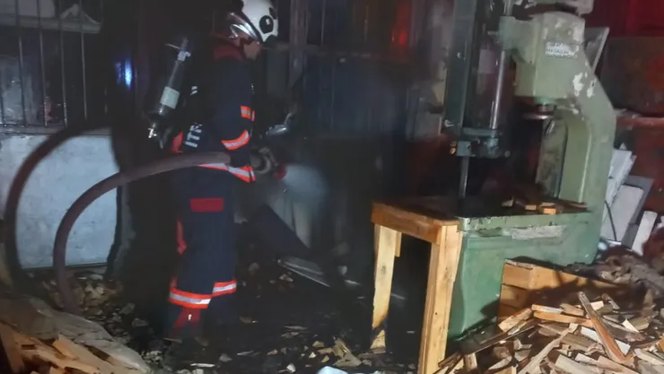 İş yeri yangınında maddi hasar oluştu