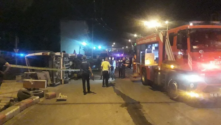 İşçi servisi ile otomobil çarpıştı: 1 ölü 13 yaralı
