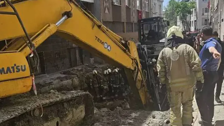 İstanbul'da kanalizasyon çalışmasında yol çöktü: Bir işçi göçük altında kaldı