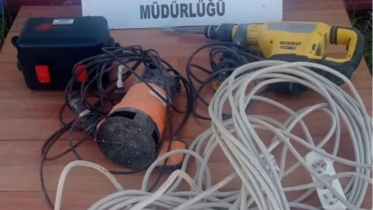 İşyerinden hırsızlık yaptığı belirlenen 2 kişi tutuklandı.