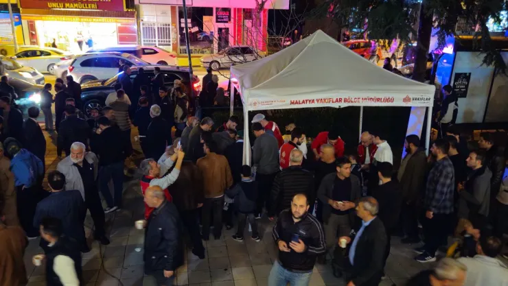 Kadir gecesinde Teravih Sonrası Salep İkramı