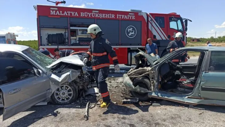 Kafa Kafaya Çarpışan iki araç'tan sağ çıktılar