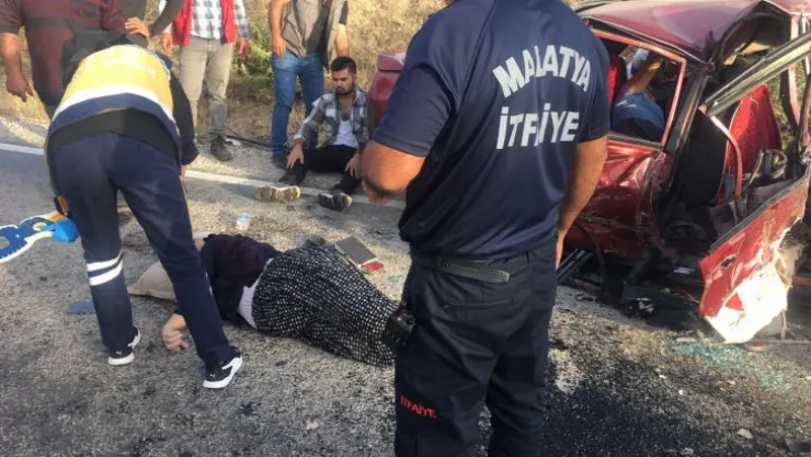 Kamyonet ile otomobil çarpıştı 1'i ağır 6 yaralı