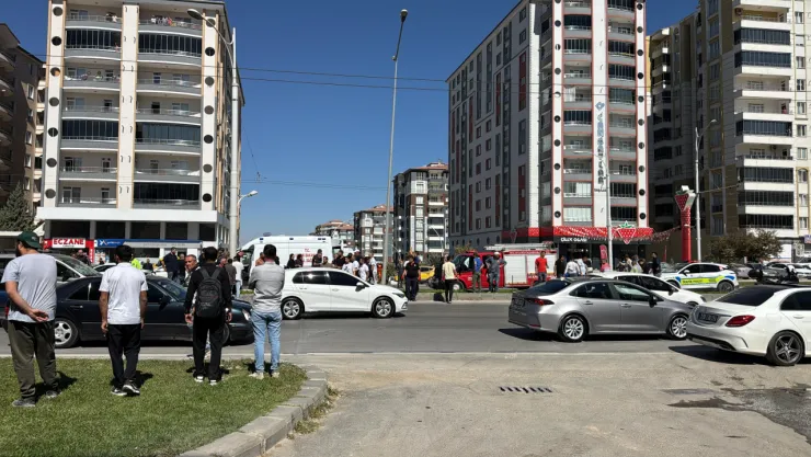 Kamyonet Yayalara Çarptı: 3 Yaralı