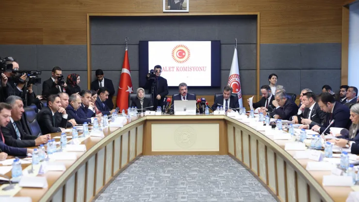 Kapalıdan Açığa Geçiş Kolaylaşıyor: Yeni Yargı Paketi Adalet Komisyonu'nda Kabul Edildi