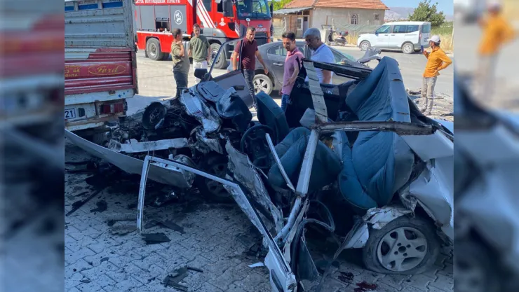 Kazaya karışan otomobil hurda yığınına döndü: 1 ölü 1 yaralı