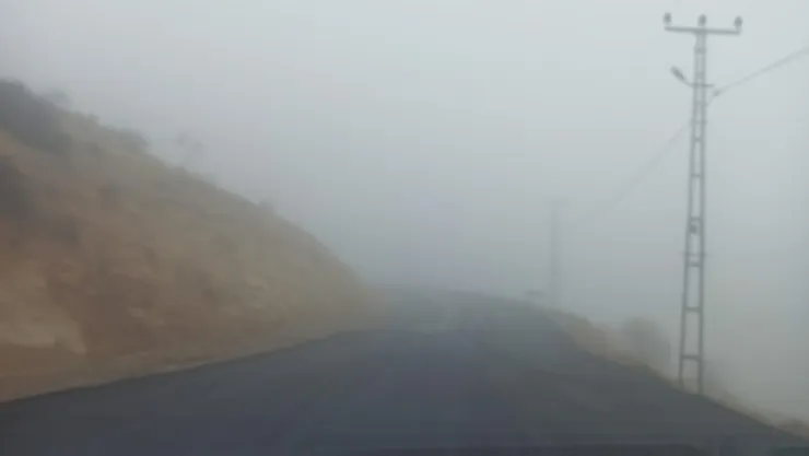 Kırsalda Yoğun Sis Ulaşımı Aksattı: Sürücülere Dikkat Uyarısı