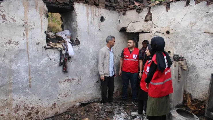 Kızılay Ekipleri Evi Yanan Aileyi Yalnız Bırakmadı