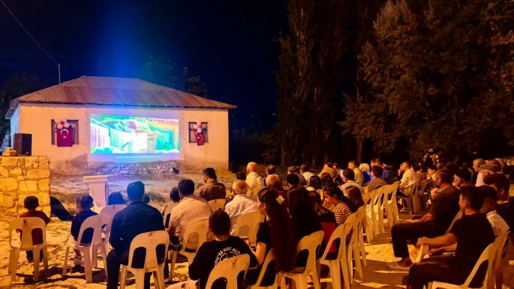Köy Meydanı beyaz perdeye dönüştü, çocuklar sinema keyfi yaşadı