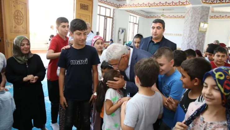 Kur'an Kursu Öğrencilerine Dondurmalar Başkan Güder'den