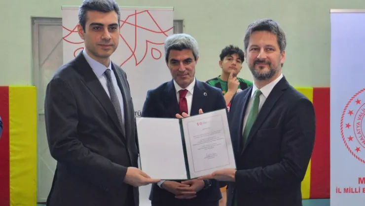 Macaristan Ankara Büyük Elçisi ViktorMatis, Akmercan Anadolu Lisesini Ziyaret Etti