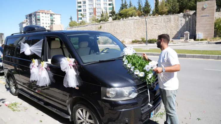 Makam Aracı Gelin Arabası Oldu