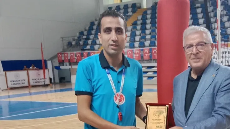 Malatya Amatör Spor Kulüpleri'nden Furkan Salduz'a Anlamlı Plaket