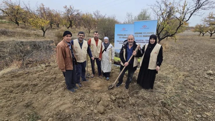 Malatya Çiftçisine Umut: Avusturya Gönüllülerinden Kayısı Fidanı Desteği