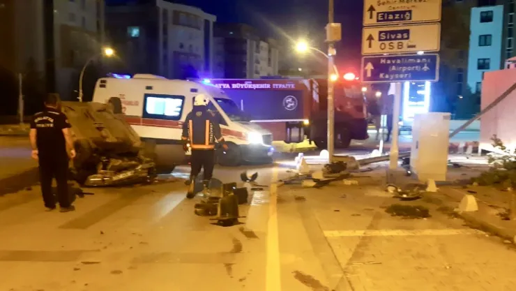 Malatya'da Aydınlatma Direğine Çarpan Araç Takla Attı: 2 Yaralı