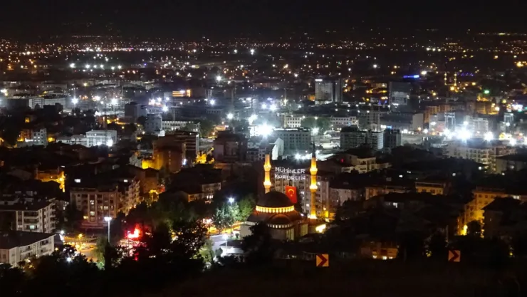 Malatya'da darbe girişiminin yıldönümünde semalar selalarla yankılandı