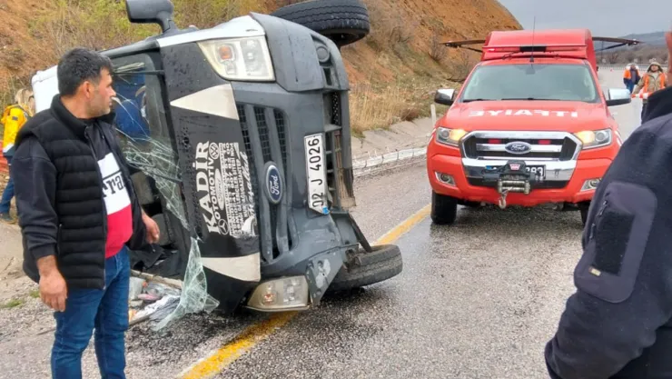 Malatya'da devrilen yolcu minibüsünde 5 kişi yaralandı
