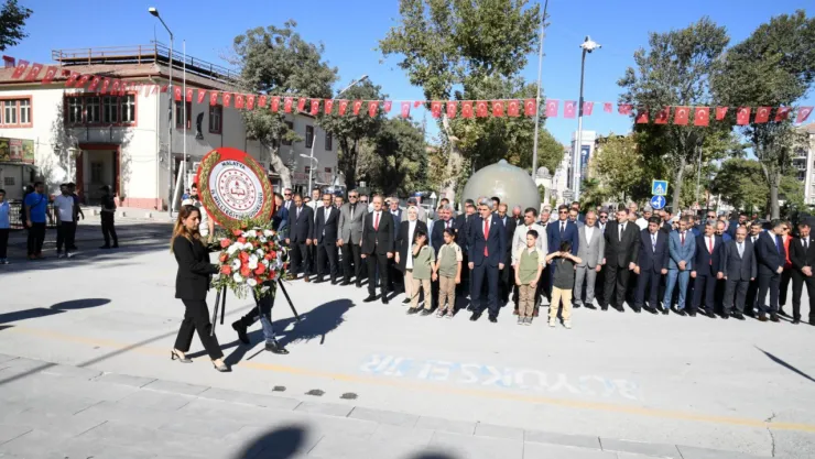 Malatya'da İlköğretim Haftası Başladı: Çelenk Sunma Töreni Düzenlendi